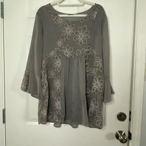 🌚EUC! Calstyle Grey Embroidered Blouse🌚